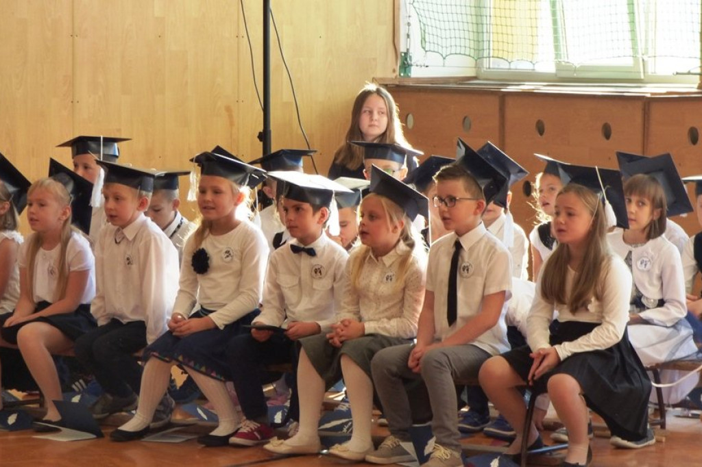 Uroczystość ślubowania klas I w Szkole Podstawowej nr 7 im. Noblistów Polskich w Szczecinku.