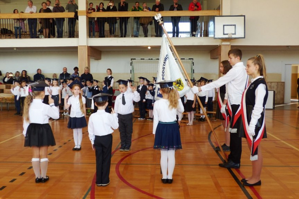 Uroczystość ślubowania klas I w Szkole Podstawowej nr 7 im. Noblistów Polskich w Szczecinku.