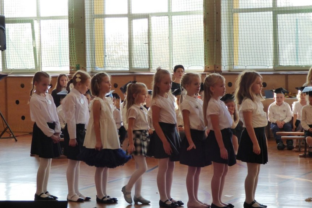 Uroczystość ślubowania klas I w Szkole Podstawowej nr 7 im. Noblistów Polskich w Szczecinku.