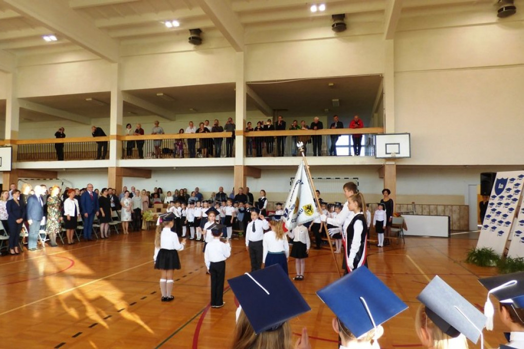 Uroczystość ślubowania klas I w Szkole Podstawowej nr 7 im. Noblistów Polskich w Szczecinku.