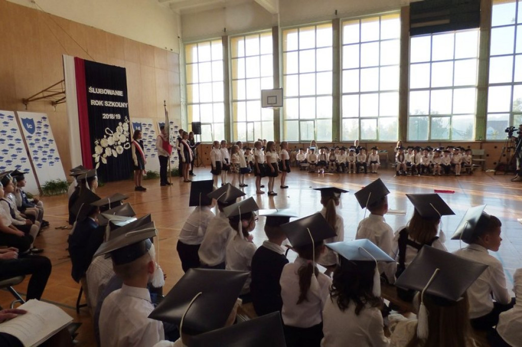 Uroczystość ślubowania klas I w Szkole Podstawowej nr 7 im. Noblistów Polskich w Szczecinku.