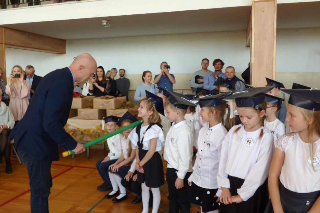 Uroczystość ślubowania klas I w Szkole Podstawowej nr 7 im. Noblistów Polskich w Szczecinku.