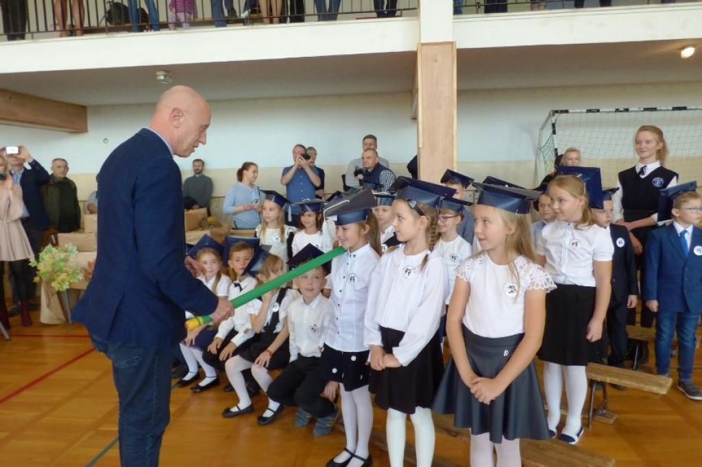 Uroczystość ślubowania klas I w Szkole Podstawowej nr 7 im. Noblistów Polskich w Szczecinku.