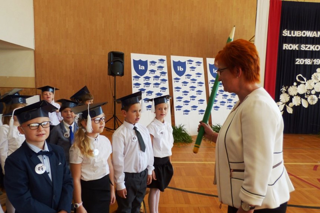 Uroczystość ślubowania klas I w Szkole Podstawowej nr 7 im. Noblistów Polskich w Szczecinku.