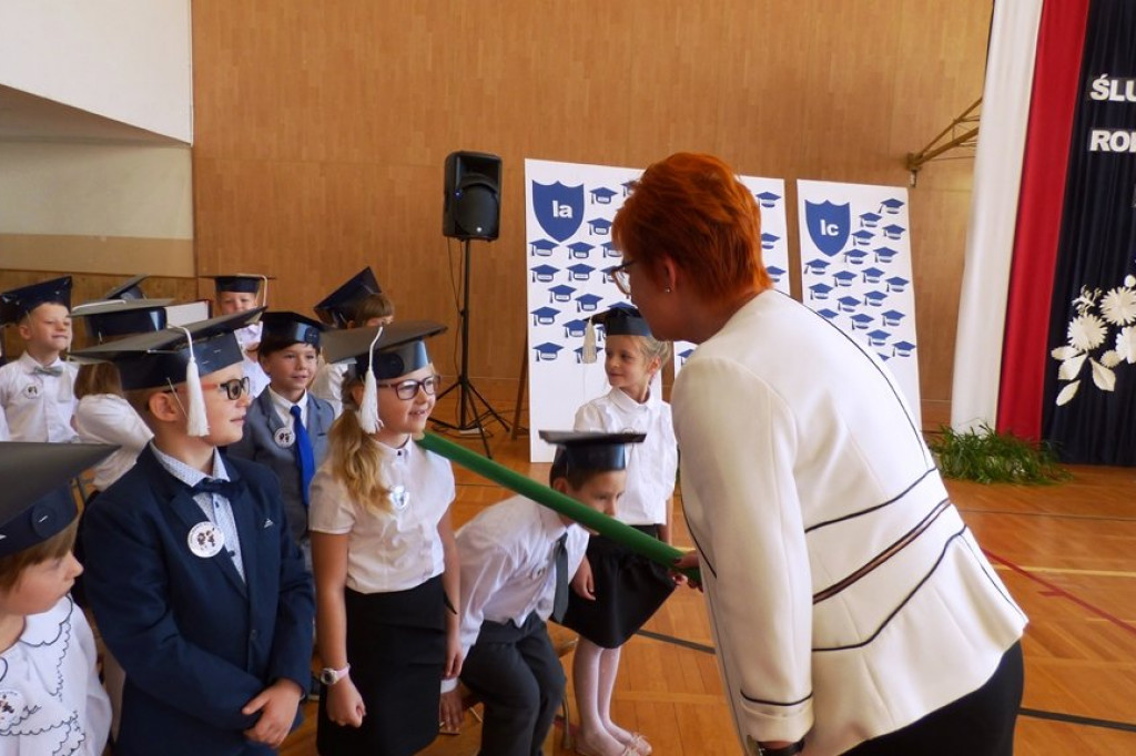 Uroczystość ślubowania klas I w Szkole Podstawowej nr 7 im. Noblistów Polskich w Szczecinku.