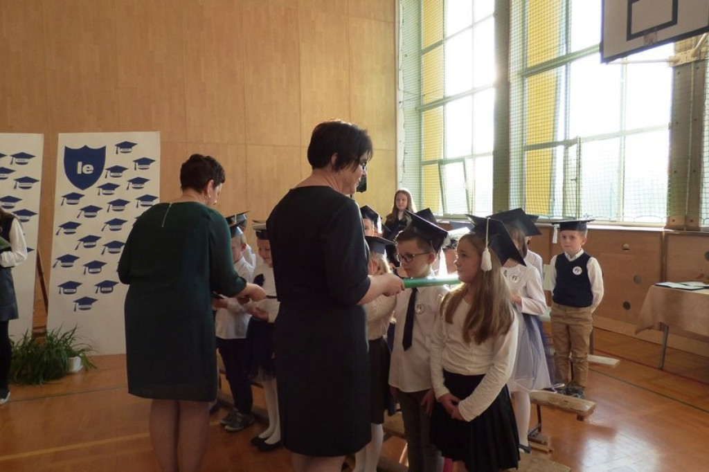 Uroczystość ślubowania klas I w Szkole Podstawowej nr 7 im. Noblistów Polskich w Szczecinku.