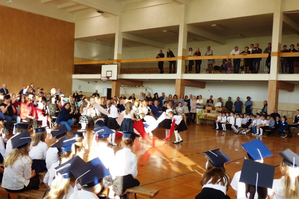 Uroczystość ślubowania klas I w Szkole Podstawowej nr 7 im. Noblistów Polskich w Szczecinku.