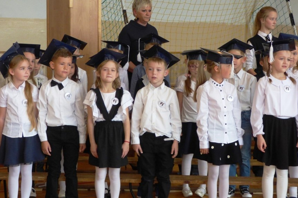 Uroczystość ślubowania klas I w Szkole Podstawowej nr 7 im. Noblistów Polskich w Szczecinku.