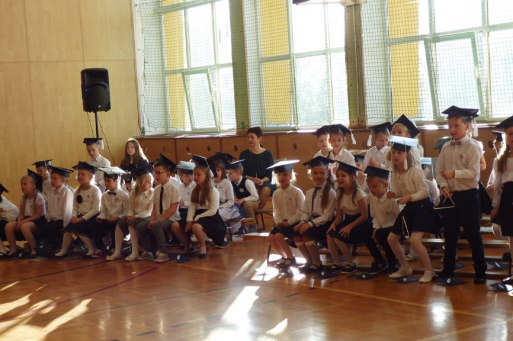 Uroczystość ślubowania klas I w Szkole Podstawowej nr 7 im. Noblistów Polskich w Szczecinku.