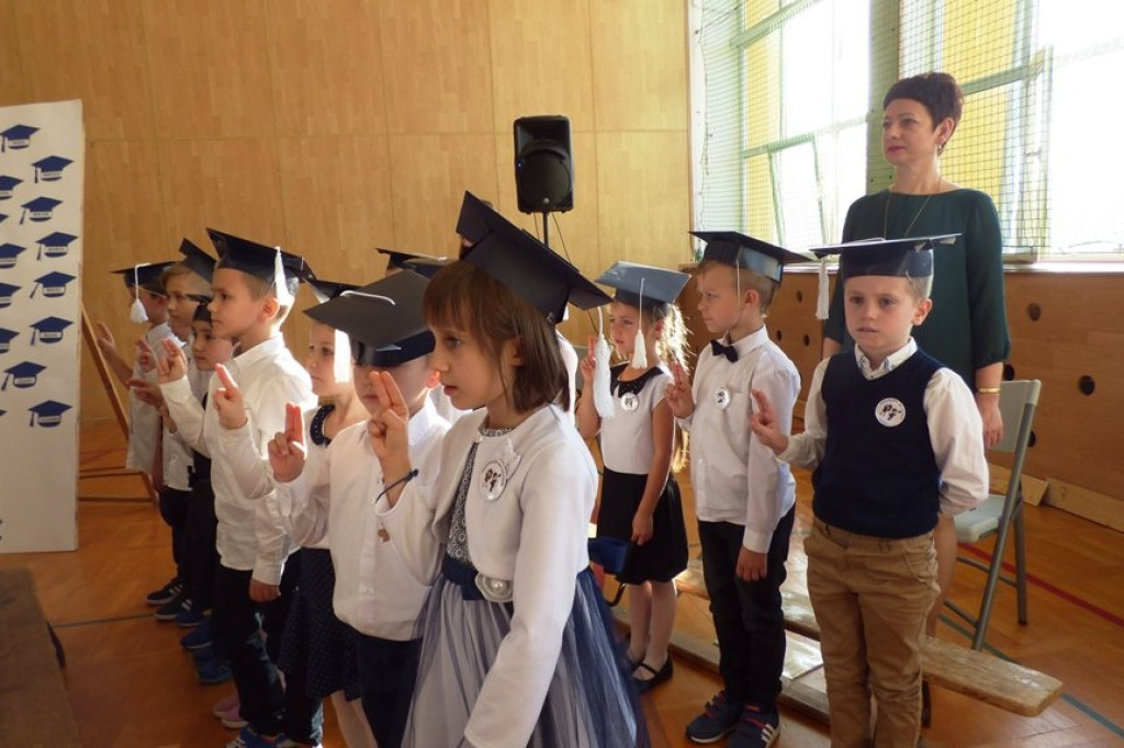 Uroczystość ślubowania klas I w Szkole Podstawowej nr 7 im. Noblistów Polskich w Szczecinku.