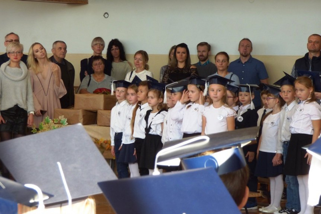 Uroczystość ślubowania klas I w Szkole Podstawowej nr 7 im. Noblistów Polskich w Szczecinku.