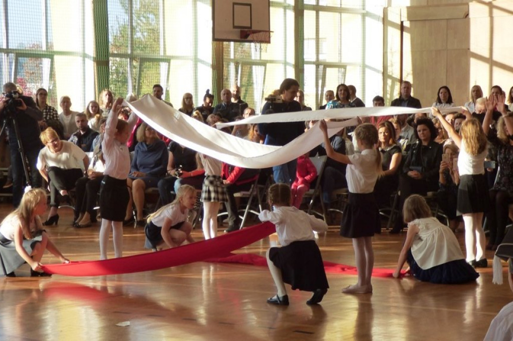 Uroczystość ślubowania klas I w Szkole Podstawowej nr 7 im. Noblistów Polskich w Szczecinku.