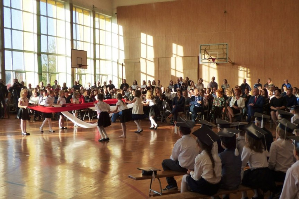 Uroczystość ślubowania klas I w Szkole Podstawowej nr 7 im. Noblistów Polskich w Szczecinku.