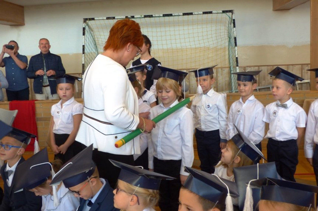 Uroczystość ślubowania klas I w Szkole Podstawowej nr 7 im. Noblistów Polskich w Szczecinku.