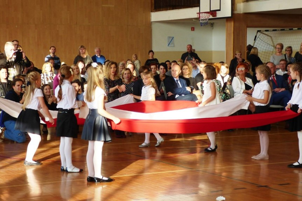 Uroczystość ślubowania klas I w Szkole Podstawowej nr 7 im. Noblistów Polskich w Szczecinku.