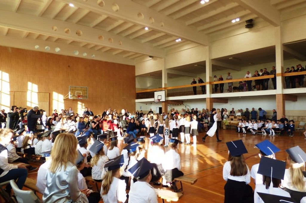 Uroczystość ślubowania klas I w Szkole Podstawowej nr 7 im. Noblistów Polskich w Szczecinku.