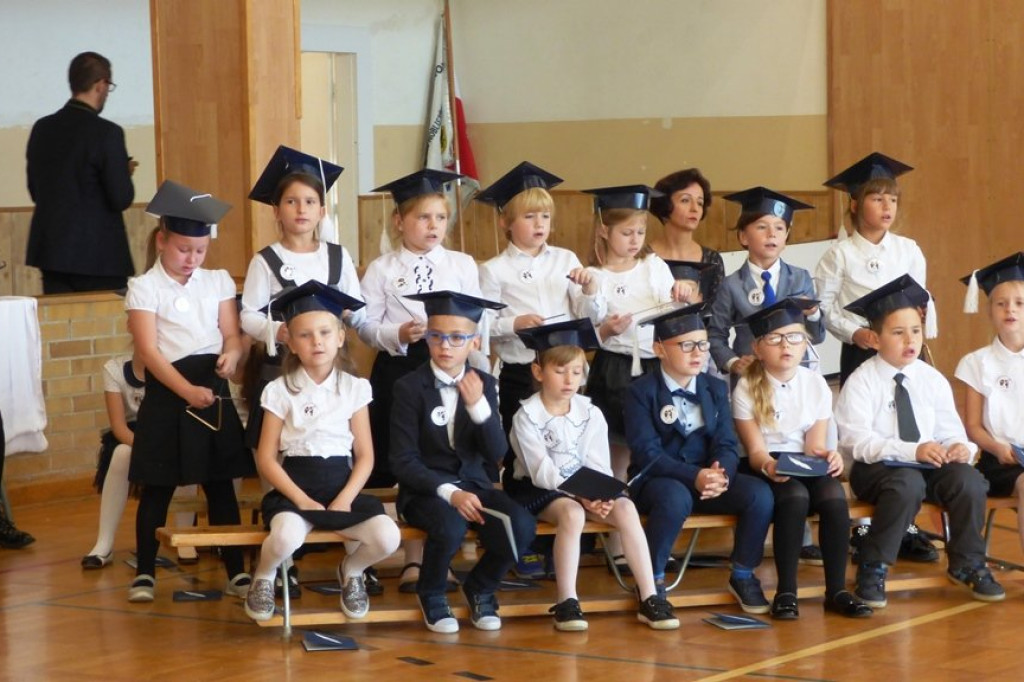 Uroczystość ślubowania klas I w Szkole Podstawowej nr 7 im. Noblistów Polskich w Szczecinku.