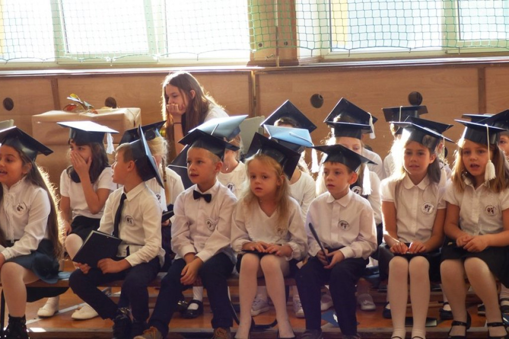 Uroczystość ślubowania klas I w Szkole Podstawowej nr 7 im. Noblistów Polskich w Szczecinku.