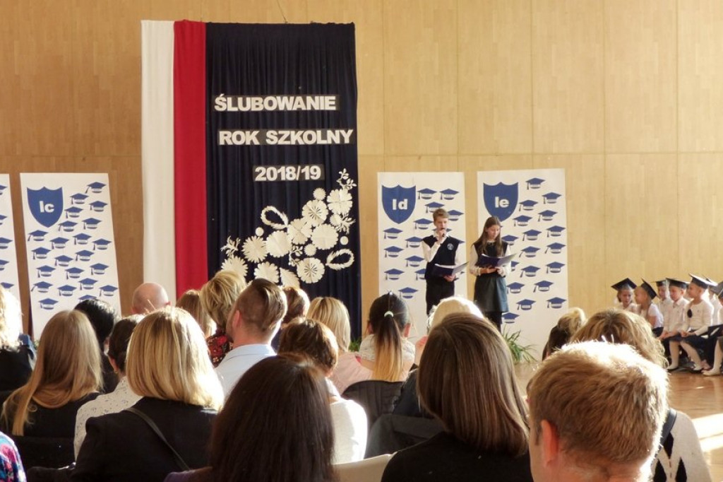 Uroczystość ślubowania klas I w Szkole Podstawowej nr 7 im. Noblistów Polskich w Szczecinku.