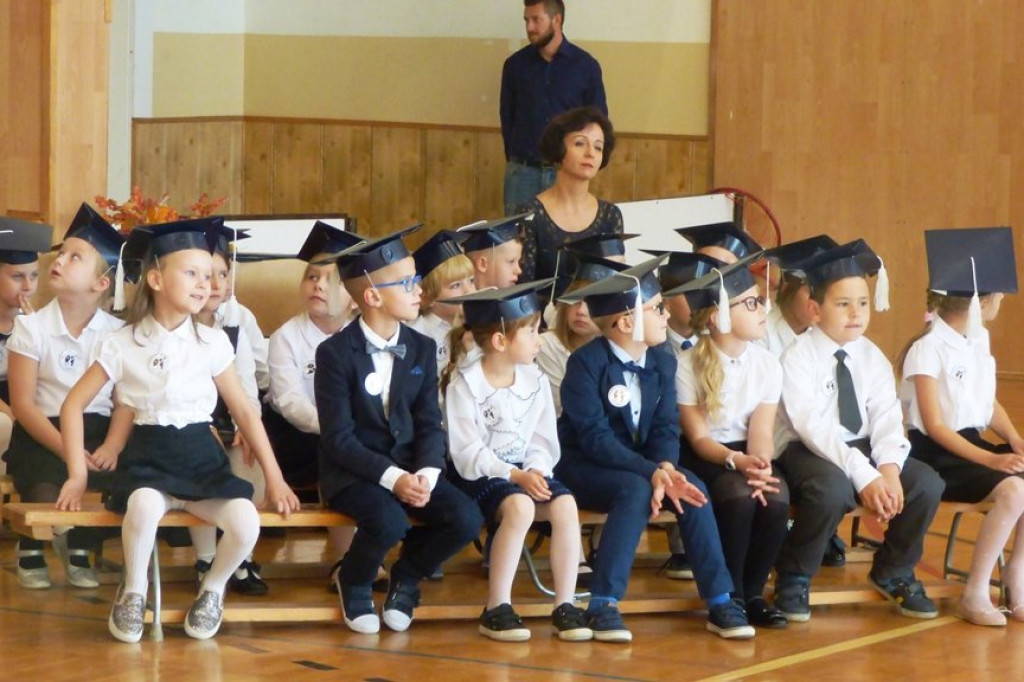 Uroczystość ślubowania klas I w Szkole Podstawowej nr 7 im. Noblistów Polskich w Szczecinku.