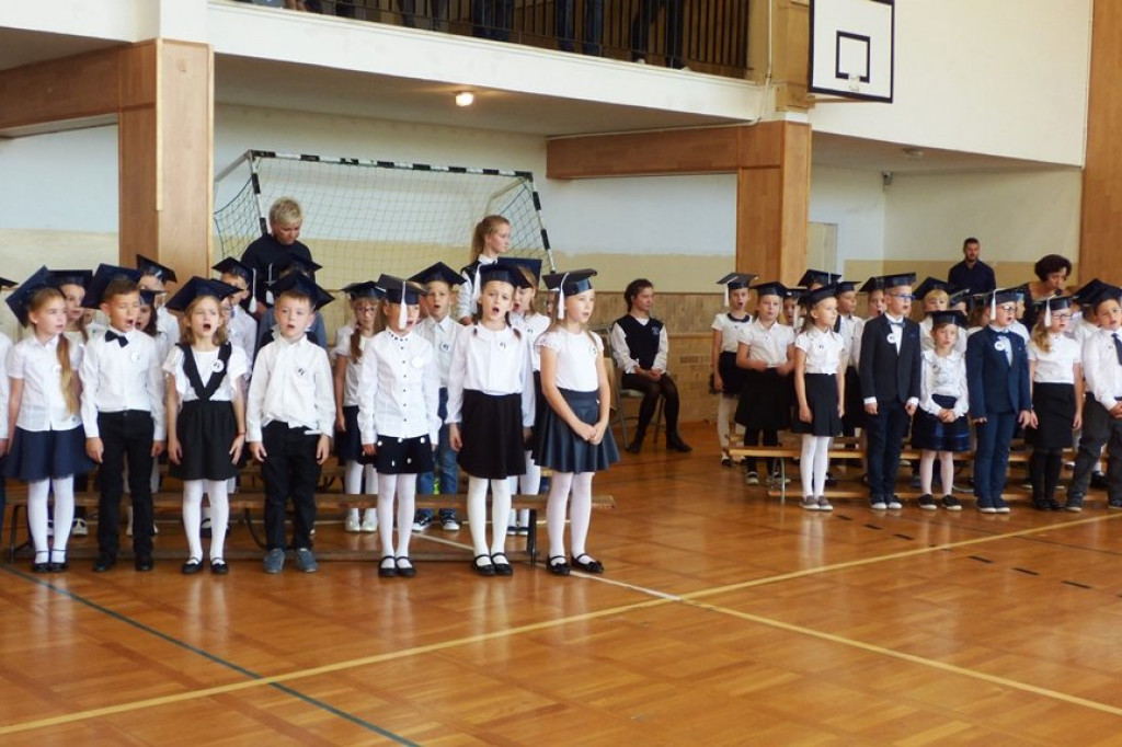 Uroczystość ślubowania klas I w Szkole Podstawowej nr 7 im. Noblistów Polskich w Szczecinku.