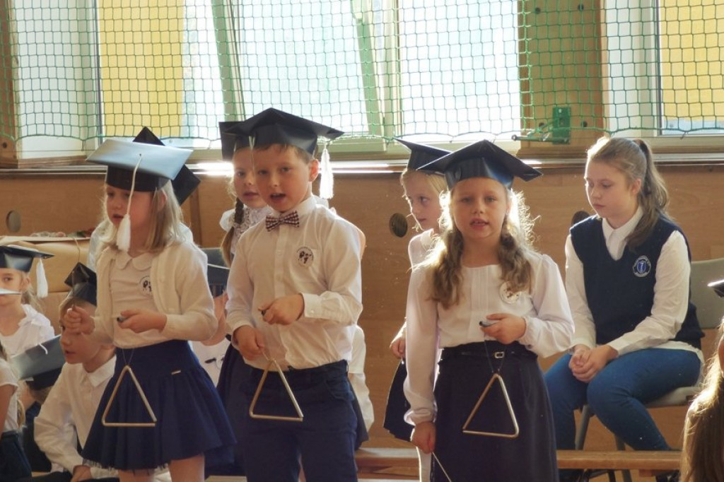 Uroczystość ślubowania klas I w Szkole Podstawowej nr 7 im. Noblistów Polskich w Szczecinku.