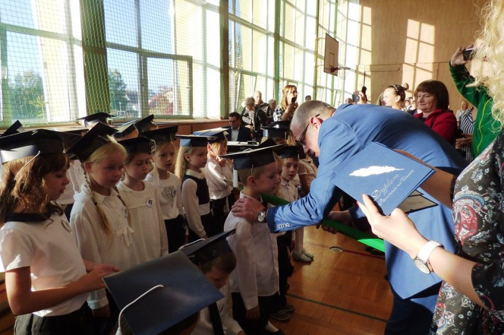 Uroczystość ślubowania klas I w Szkole Podstawowej nr 7 im. Noblistów Polskich w Szczecinku.