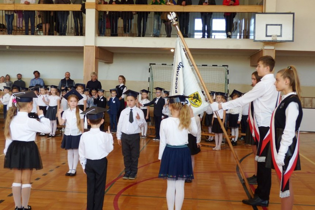 Uroczystość ślubowania klas I w Szkole Podstawowej nr 7 im. Noblistów Polskich w Szczecinku.