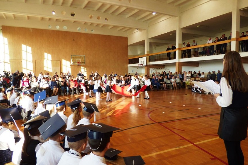 Uroczystość ślubowania klas I w Szkole Podstawowej nr 7 im. Noblistów Polskich w Szczecinku.