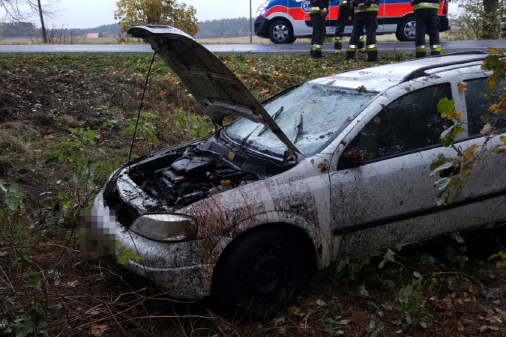 Opel na dachu. Niebezpiecznie na drodze wojewódzkiej