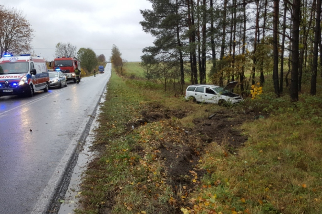 Opel na dachu. Niebezpiecznie na drodze wojewódzkiej