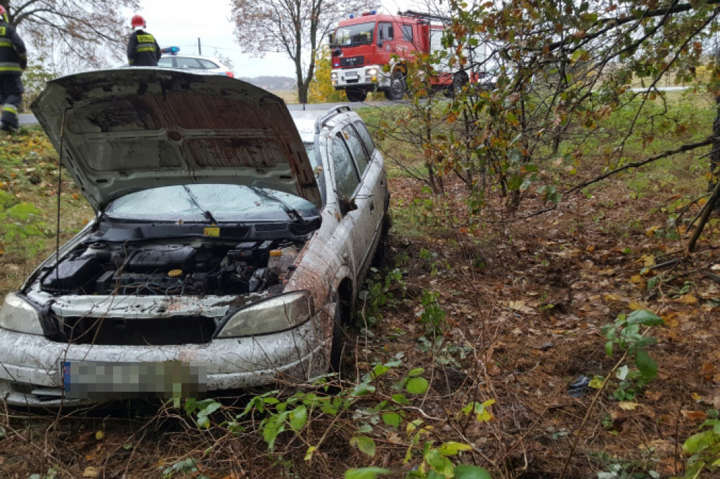 Opel na dachu. Niebezpiecznie na drodze wojewódzkiej