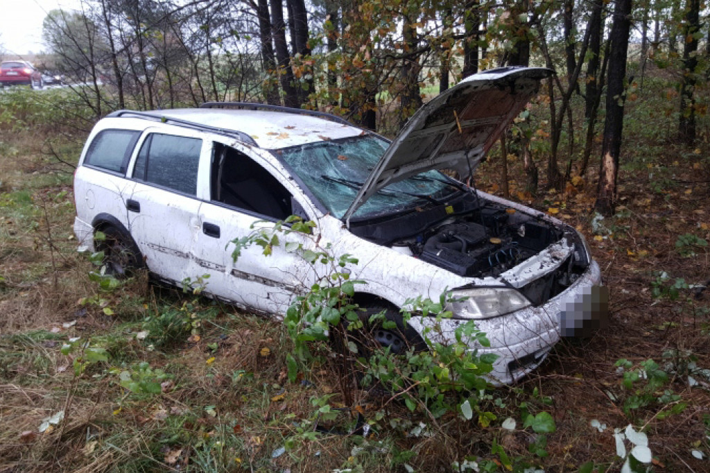 Opel na dachu. Niebezpiecznie na drodze wojewódzkiej