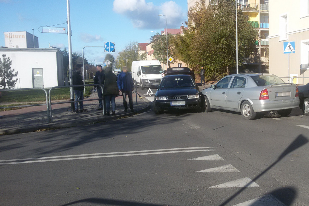 Zderzenie 3 aut Opel Volkswagen Audi ul. Zielona i 1-go Maja