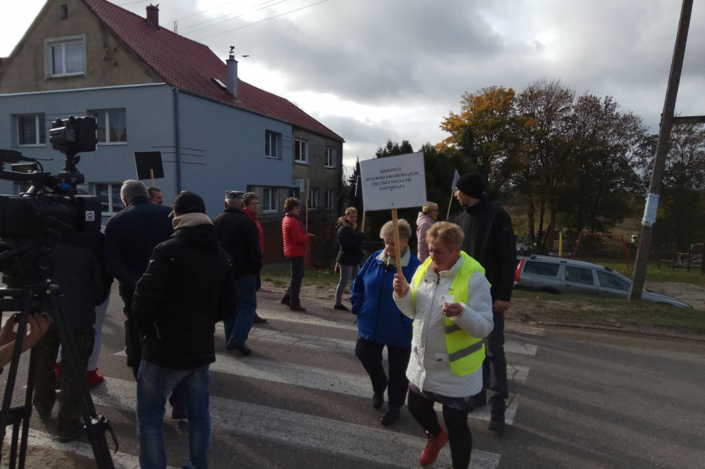 Blokada drogi Parsęcko - Protest przeciwko nadmiernej prędkości i ilości ciężarówek.