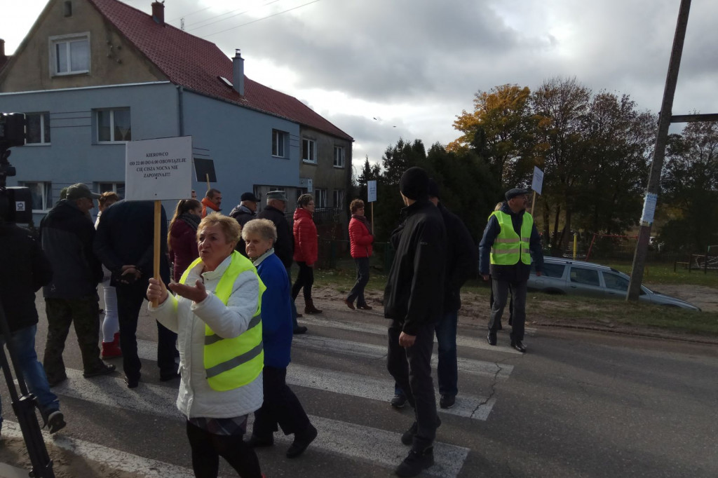 Blokada drogi Parsęcko - Protest przeciwko nadmiernej prędkości i ilości ciężarówek.