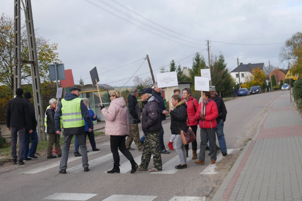 Blokada drogi Parsęcko - Protest przeciwko nadmiernej prędkości i ilości ciężarówek.