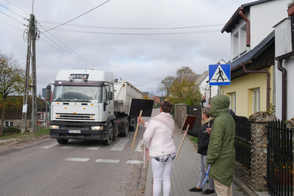 Blokada drogi Parsęcko - Protest przeciwko nadmiernej prędkości i ilości ciężarówek.