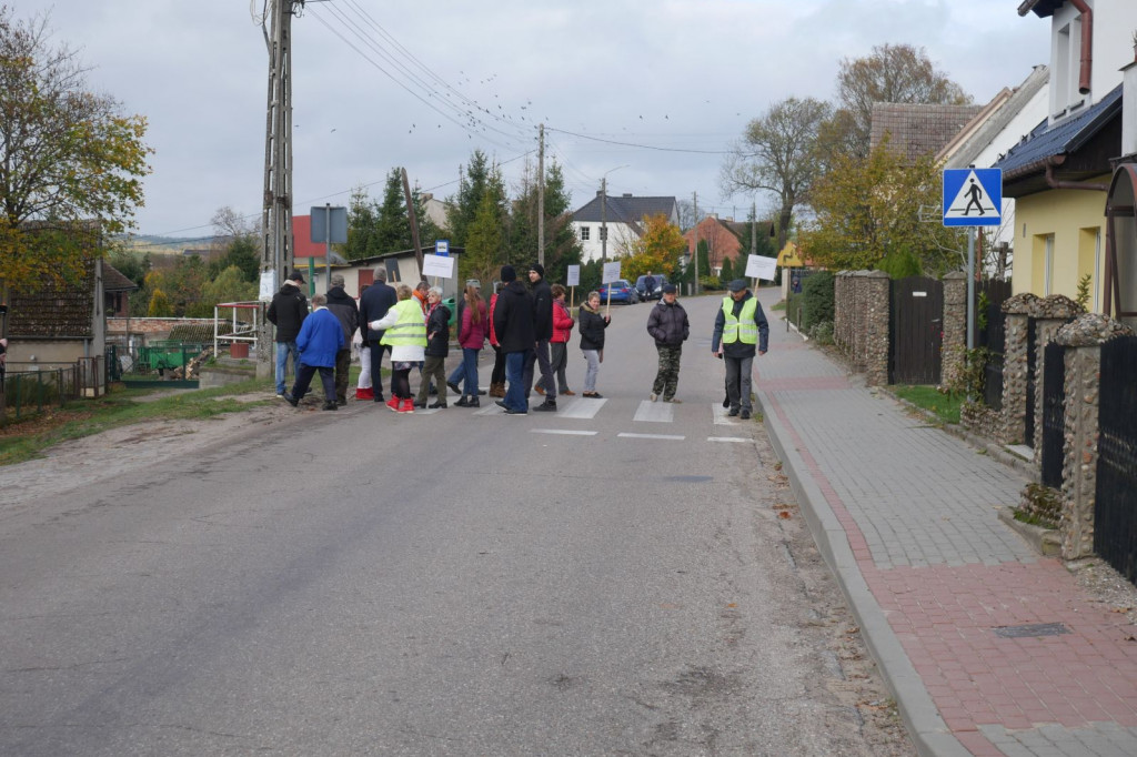 Blokada drogi Parsęcko - Protest przeciwko nadmiernej prędkości i ilości ciężarówek.