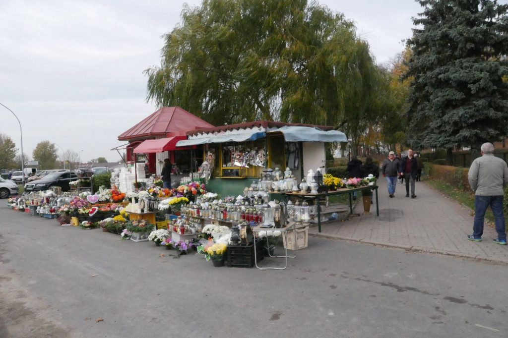 Cmentarz Szczecinek ciepły październik 2018