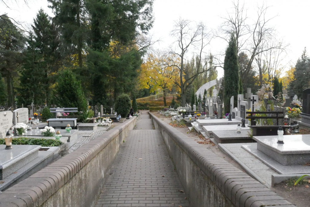 Cmentarz Szczecinek ciepły październik 2018