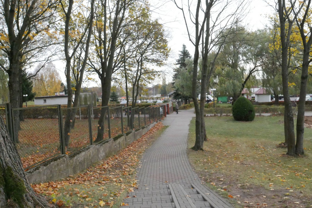 Cmentarz Szczecinek ciepły październik 2018