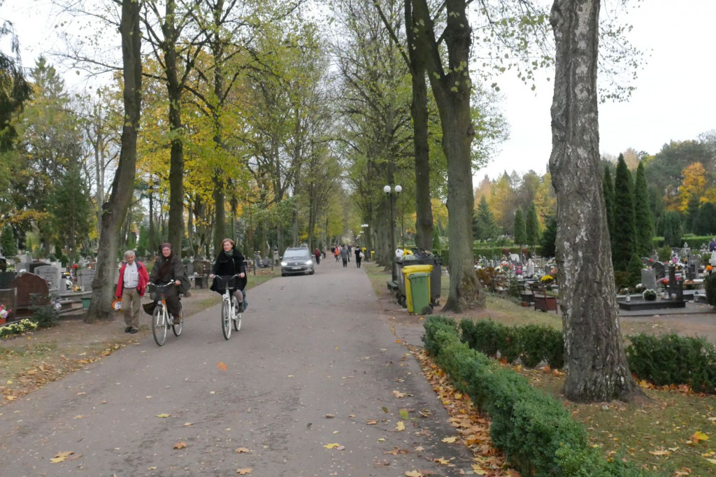 Cmentarz Szczecinek ciepły październik 2018