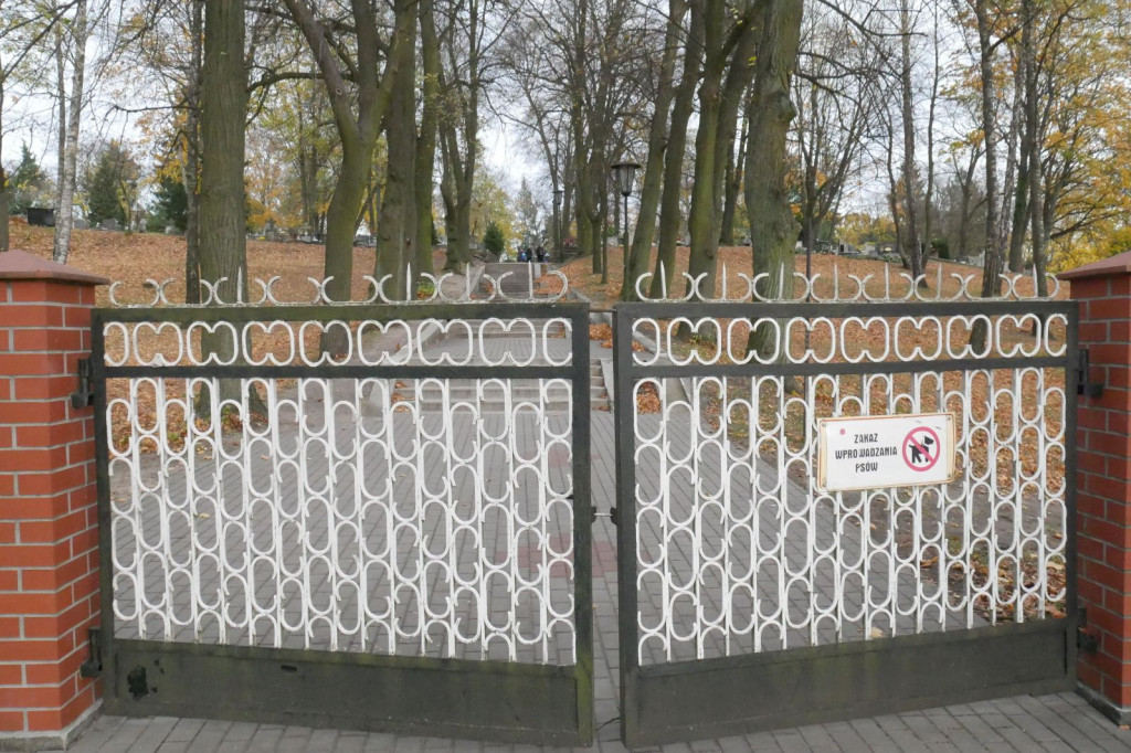 Cmentarz Szczecinek ciepły październik 2018