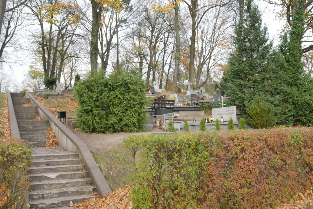 Cmentarz Szczecinek ciepły październik 2018