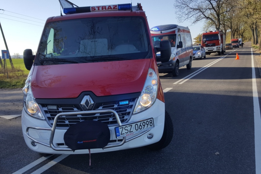 Samochód uderzył w drzewo i dachował