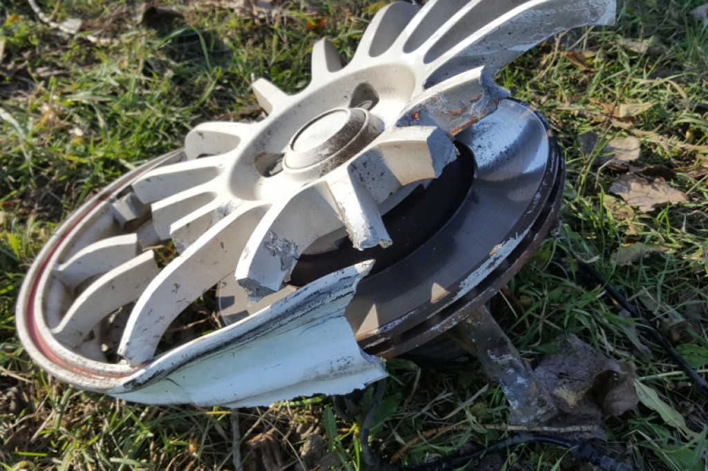 Samochód uderzył w drzewo i dachował