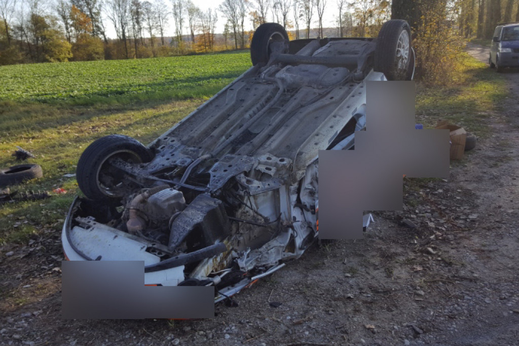 Samochód uderzył w drzewo i dachował