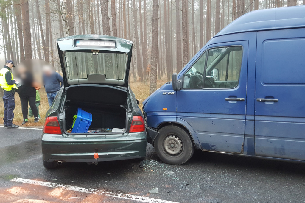 Zderzenie 3 aut. Dwie osoby w szpitalu.