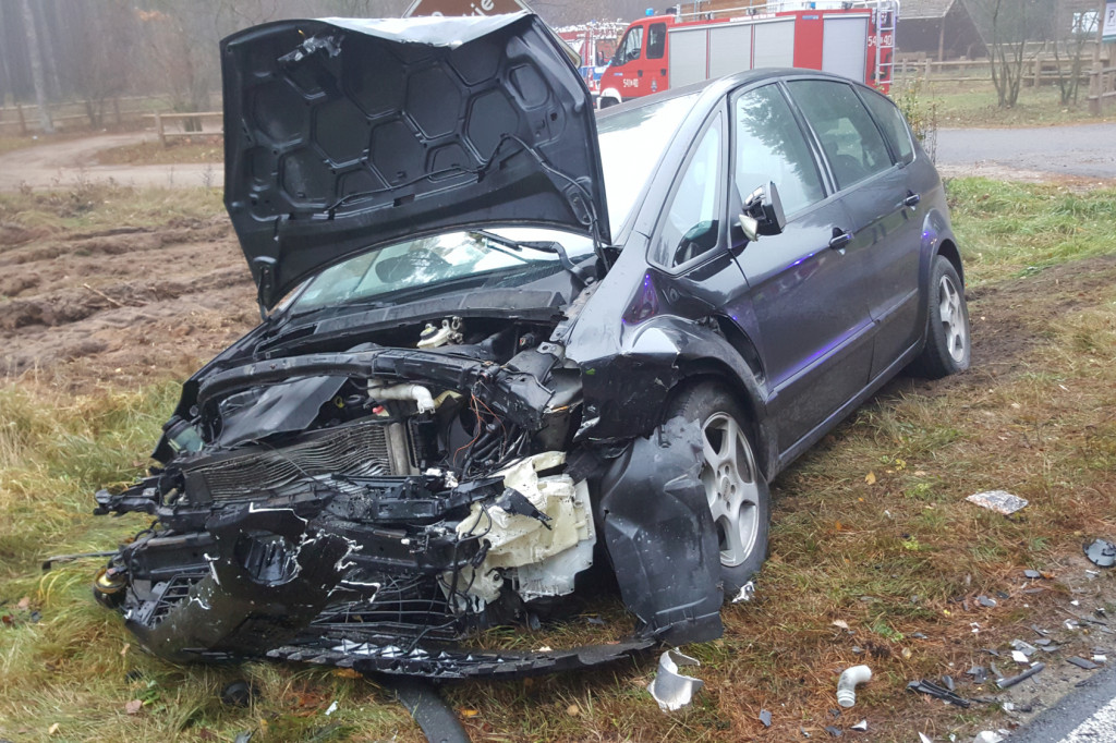 Zderzenie 3 aut. Dwie osoby w szpitalu.